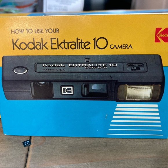 Vintage Kodak Ektralite 10 Camera with Built-In Electronic Flash - Picture 9 of 13